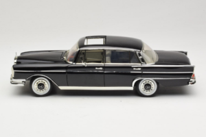 Mercedes 300 SE W112 Black Metallic Revell 1:18 08910 Kov – obrázok 4 z 8