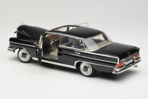 Mercedes 300 SE W112 Black Metallic Revell 1:18 08910 Kov – obrázok 5 z 8