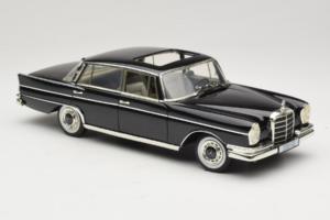 Mercedes 300 SE W112 Black Metallic Revell 1:18 08910 Kov – obrázok 6 z 8