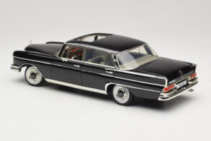 Mercedes 300 SE W112 Black Metallic Revell 1:18 08910 Kov – obrázok 7 z 8