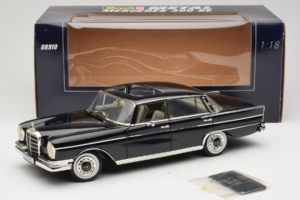 Mercedes 300 SE W112 Black Metallic Revell 1:18 08910 Kov – obrázok 8 z 8