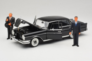 Mercedes 300 SE Čierny s Figúrkami Revell 1:18 9050 Kov – obrázok 2 z 9
