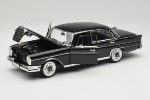 Mercedes 300 SE Čierny s Figúrkami Revell 1:18 9050 Kov – obrázok 3 z 9