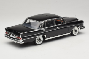 Mercedes 300 SE Čierny s Figúrkami Revell 1:18 9050 Kov – obrázok 4 z 9