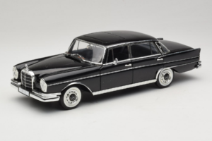 Mercedes 300 SE Čierny s Figúrkami Revell 1:18 9050 Kov