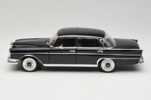 Mercedes 300 SE Čierny s Figúrkami Revell 1:18 9050 Kov – obrázok 5 z 9