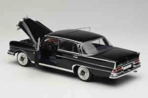 Mercedes 300 SE Čierny s Figúrkami Revell 1:18 9050 Kov – obrázok 6 z 9