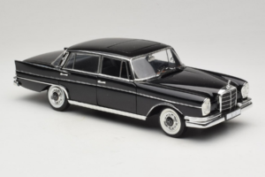 Mercedes 300 SE Čierny s Figúrkami Revell 1:18 9050 Kov – obrázok 7 z 9