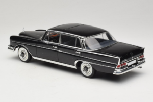 Mercedes 300 SE Čierny s Figúrkami Revell 1:18 9050 Kov – obrázok 8 z 9