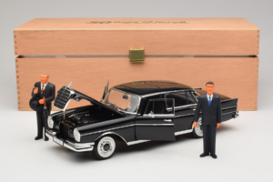Mercedes 300 SE Čierny s Figúrkami Revell 1:18 9050 Kov – obrázok 9 z 9