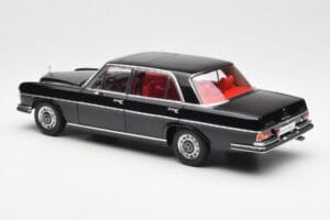 Mercedes 300 SEL 6.3 W109 Čierny AUTOart 1:18 76140 Kov – obrázok 7 z 8