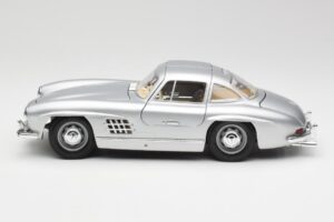 Mercedes 300 SL Strieborný Bburago 1:18 3013 Kov – obrázok 4 z 8
