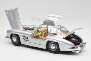 Mercedes 300 SL Strieborný Bburago 1:18 3013 Kov – obrázok 5 z 8