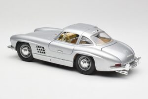 Mercedes 300 SL Strieborný Bburago 1:18 3013 Kov – obrázok 7 z 8