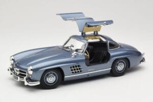 Mercedes 300 SL W198 Gullwing Light Blue Metallic Minichamps 1:18 110037220 Kov – obrázok 2 z 8