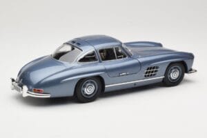 Mercedes 300 SL W198 Gullwing Light Blue Metallic Minichamps 1:18 110037220 Kov – obrázok 3 z 8