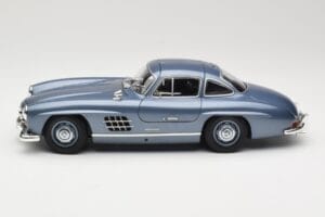 Mercedes 300 SL W198 Gullwing Light Blue Metallic Minichamps 1:18 110037220 Kov – obrázok 4 z 8