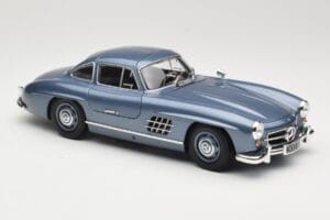 Mercedes 300 SL W198 Gullwing Light Blue Metallic Minichamps 1:18 110037220 Kov – obrázok 6 z 8