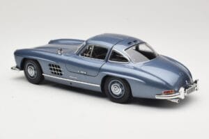 Mercedes 300 SL W198 Gullwing Light Blue Metallic Minichamps 1:18 110037220 Kov – obrázok 7 z 8