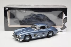 Mercedes 300 SL W198 Gullwing Light Blue Metallic Minichamps 1:18 110037220 Kov – obrázok 8 z 8