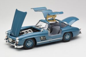 Mercedes 300 SL W198 Svetlo Modrý Minichamps 1:18 180039007 Kov – obrázok 2 z 8