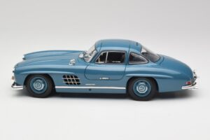 Mercedes 300 SL W198 Svetlo Modrý Minichamps 1:18 180039007 Kov – obrázok 4 z 8