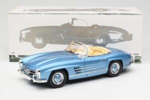 Mercedes 300 SL W198 Roadster Hardtop Light Blue Metallic Minichamps 1:18 180039042 Kov – obrázok 9 z 9