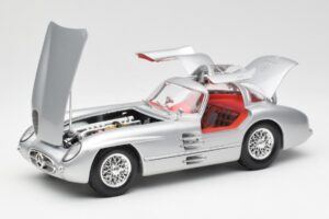 Mercedes 300 SLR Uhlenhaut Coupé Strieborný Maisto 1:18 536898 Kov – obrázok 2 z 8
