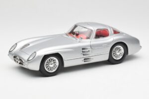 Mercedes 300 SLR Uhlenhaut Coupé Strieborný Maisto 1:18 536898 Kov