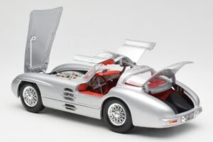 Mercedes 300 SLR Uhlenhaut Coupé Strieborný Maisto 1:18 536898 Kov – obrázok 5 z 8
