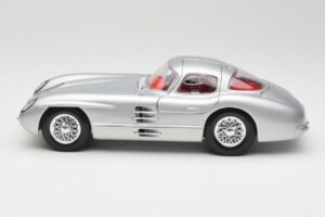 Mercedes 300 SLR Uhlenhaut Coupe Strieborný Maisto 1:18 36898 Kov – obrázok 4 z 8