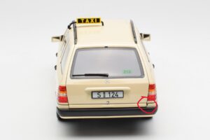 Mercedes 300D S124 T-Model Svetlá Slonová Kosť Taxi Edícia Dealer Norev 1:18 B66040702 Kov – obrázok 8 z 8