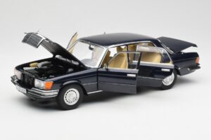 Mercedes 450 SEL 6.9 W116 Tmavomodrý Revell 1:18 8956 Kov – obrázok 2 z 8