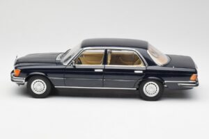 Mercedes 450 SEL 6.9 W116 Tmavomodrý Revell 1:18 8956 Kov – obrázok 4 z 8