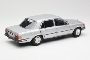 Mercedes 450 SEL 6.9 W116 Strieborný Revell 1:18 8955 Kov – obrázok 3 z 8
