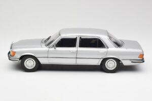 Mercedes 450 SEL 6.9 W116 Strieborný Revell 1:18 8955 Kov – obrázok 4 z 8