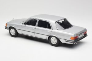 Mercedes 450 SEL 6.9 W116 Strieborný Revell 1:18 8955 Kov – obrázok 7 z 8