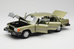 Mercedes 450 SEL W116 J.R. Ewing Dallas Striebornozelený Norev 1:18 183975 Kov – obrázok 3 z 8