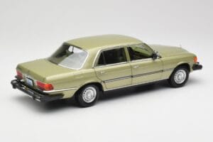Mercedes 450 SEL W116 J.R. Ewing Dallas Striebornozelený Norev 1:18 183975 Kov – obrázok 5 z 8