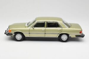 Mercedes 450 SEL W116 J.R. Ewing Dallas Striebornozelený Norev 1:18 183975 Kov – obrázok 7 z 8