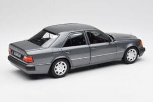 Mercedes 500 E W124 Pearl Šedý Norev 1:18 183946 Kov – obrázok 3 z 8