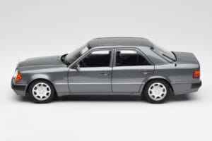 Mercedes 500 E W124 Pearl Šedý Norev 1:18 183946 Kov – obrázok 4 z 8
