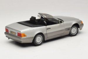 Mercedes SL 500 R129 Strieborný Revell 1:18 8801-P1 Kov – obrázok 3 z 8