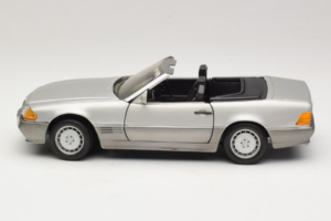 Mercedes SL 500 R129 Strieborný Revell 1:18 8801-P1 Kov – obrázok 4 z 8