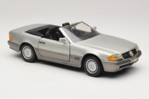 Mercedes SL 500 R129 Strieborný Revell 1:18 8801-P1 Kov – obrázok 6 z 8