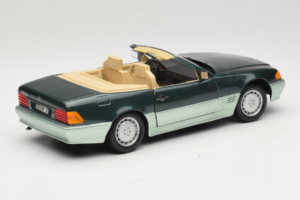 Mercedes 500 SL R129 Strieborno Zelený Revell 1:18 8802 Kov – obrázok 3 z 8