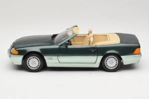 Mercedes 500 SL R129 Strieborno Zelený Revell 1:18 8802 Kov – obrázok 4 z 8