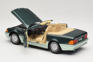 Mercedes 500 SL R129 Strieborno Zelený Revell 1:18 8802 Kov – obrázok 5 z 8