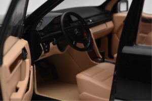 Mercedes 500E W124 Čierny Limitovaná Edícia Norev 1:18 183949 Kov – obrázok 11 z 12