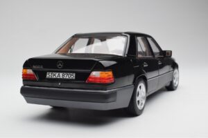 Mercedes 500E W124 Čierny Limitovaná Edícia Norev 1:18 183949 Kov – obrázok 10 z 12
